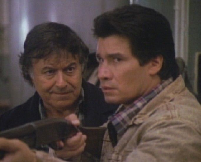 Angus MacGyver Trucs et Astuces - 6x09 Am�res R�coltes - Caspar et Lopez